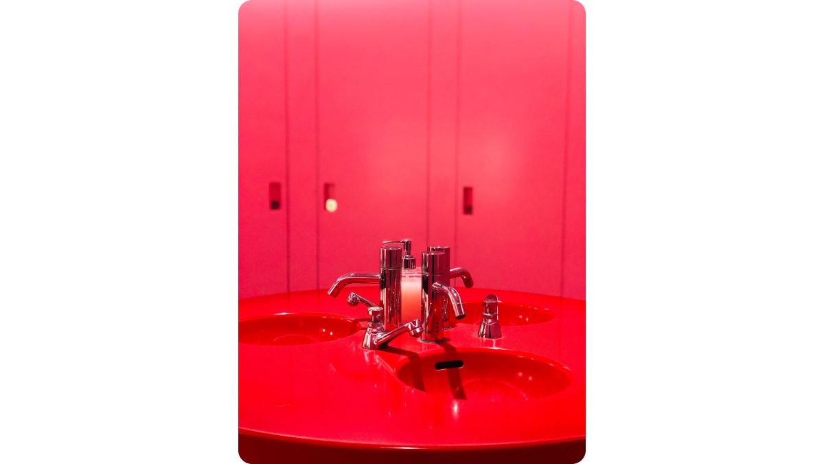 Красный в ванной комнате