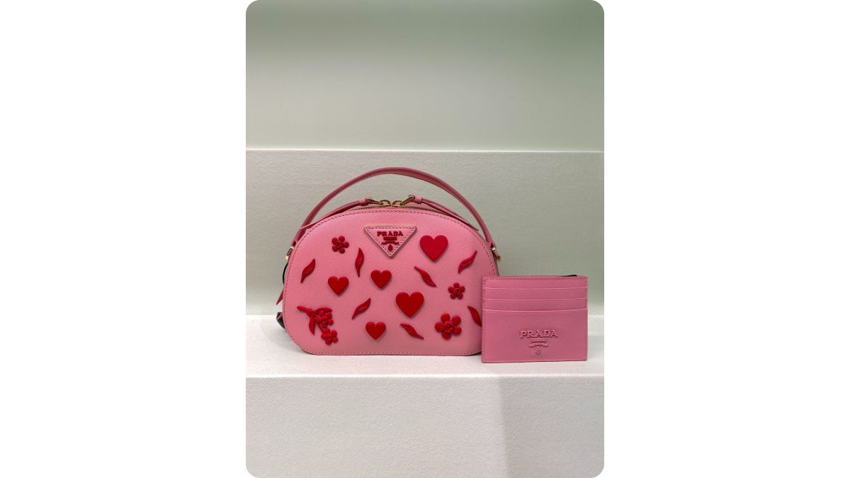 Сочетание красного и розового цветов на примере сумки Prada