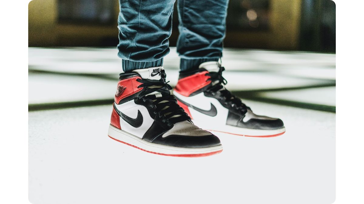 Пример акцента красного цвета в сочетании с черным и белым на кроссовках Nike
